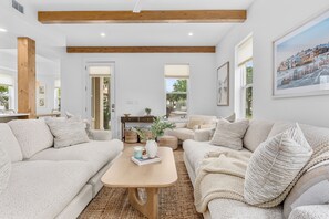 Smart TV, fireplace, books - 5 Min Walk to Private Beach - 2024 Remodel - Pool (Miramar Beach)