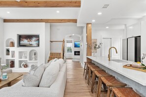 Smart TV, fireplace, books - 5 Min Walk to Private Beach - 2024 Remodel - Pool (Miramar Beach)