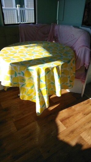 獨棟房屋, 多張床 | 起居區 | 30-吋電視、數位頻道、壁爐