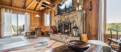 House, Multiple Beds, Hot Tub | Interior