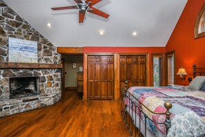 Nhà, nhiều giường, bồn tắm nước nóng | 4 phòng ngủ, truy cập Internet không dây miễn phí, bộ trải giường