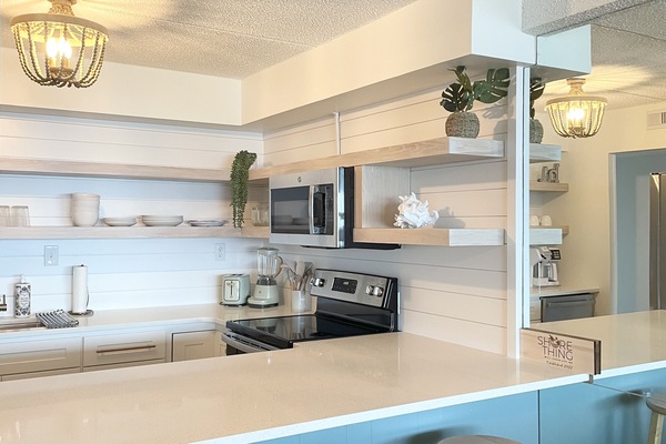 Kjøleskap, mikrobølgeovn, ovn og kokeplater