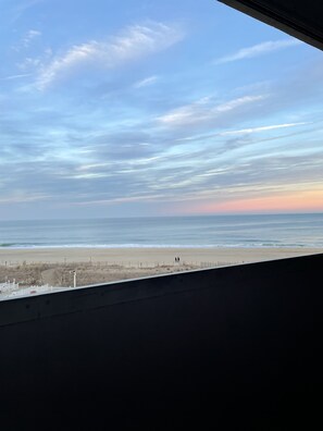 On the beach - 2 bed/2 bath OCEANFRONT condo w/ outdoor pool. Newly renovated! 103rd- North OC (Ocean City)