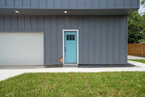 Exterior - Private Cozy 2Bed/2BATH Carriage House wGarage (Houston)