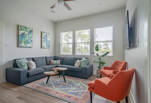 Living area - Private Cozy 2Bed/2BATH Carriage House wGarage (Houston)