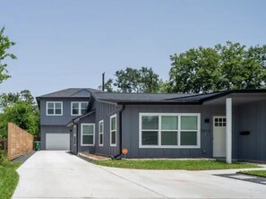 Exterior - Private Cozy 2Bed/2BATH Carriage House wGarage (Houston)