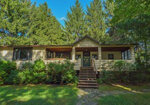 House (3 Bedrooms) | Exterior