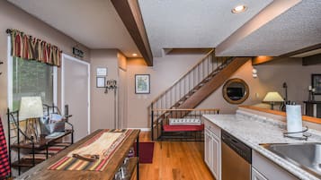 Studio (3 Bedrooms) | Property amenity
