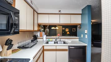 House, Multiple Beds, Balcony | Private kitchen | Fridge, microwave, oven, stovetop