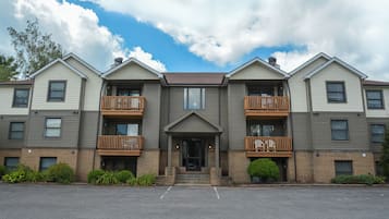 Studio (2 Bedrooms) | Front of property