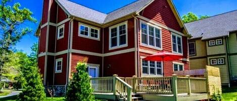 House (4 Bedrooms) | Exterior