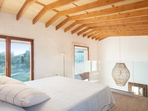 5 bedrooms, iron/ironing board, Internet, bed sheets