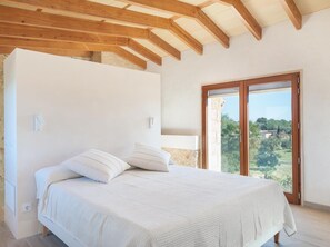 5 bedrooms, iron/ironing board, Internet, bed sheets