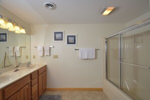 Casa (4 Bedrooms) | Servicio de la propiedad