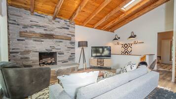 House, Multiple Beds, Hot Tub | Living room | TV, fireplace