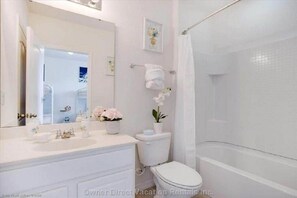 Douche, séchoir à cheveux, bidet, serviettes fournies