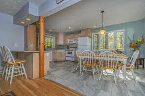 獨棟房屋, 多張床, 熱水浴缸 | 用餐區