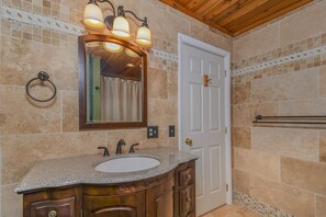 獨棟房屋, 多張床, 熱水浴缸 | 浴室 | 毛巾、衛生紙