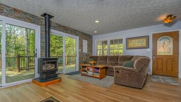 House, Multiple Beds, Hot Tub | Living area | TV, fireplace