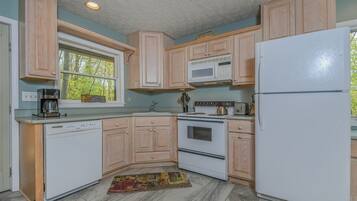 House, Multiple Beds, Hot Tub | Private kitchen | Fridge, microwave, oven, stovetop