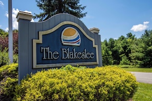 Placa de The Blakeslee com um logotipo estilizado de sol.