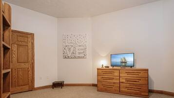 House, Multiple Beds, Hot Tub | Interior