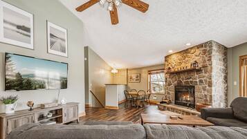 House, Multiple Beds, Hot Tub | Living area | 40-inch TV with digital channels, fireplace