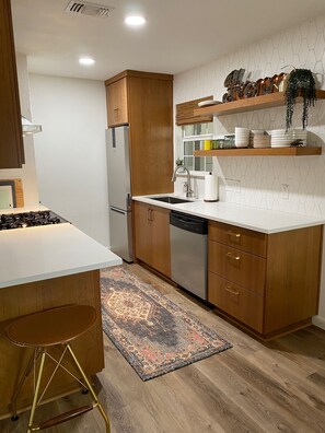 Fridge, microwave, oven, stovetop - Recently renovated 1960's Bungalow centrally located in East Austin (Austin)
