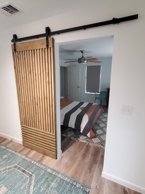 3 bedrooms, desk, iron/ironing board, free WiFi - Recently renovated 1960's Bungalow centrally located in East Austin (Austin)