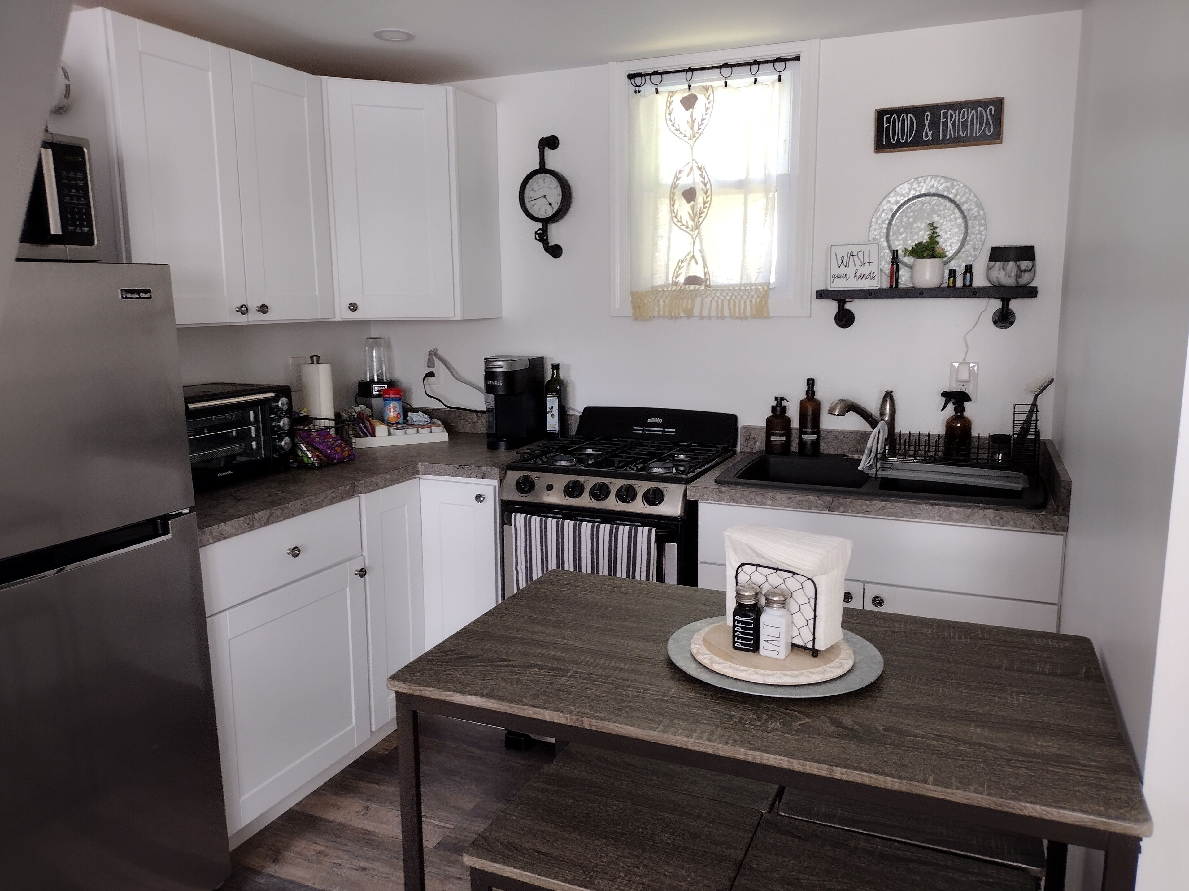 Een koelkast, een microgolfoven, een oven, een kookplaat