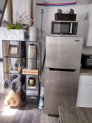 Geladeira, micro-ondas, fogão, cooktop