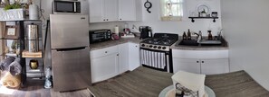 Fridge, microwave, oven, stovetop - Tiny Spa Cottage Retreat (Alden)