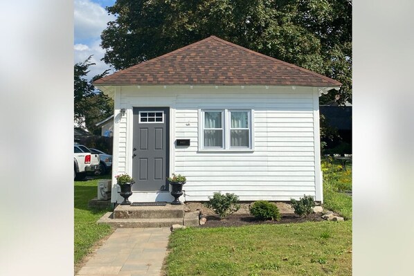 Exterior - Tiny Spa Cottage Retreat (Alden)