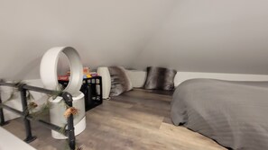 1 bedroom, free WiFi, bed sheets - Tiny Spa Cottage Retreat (Alden)