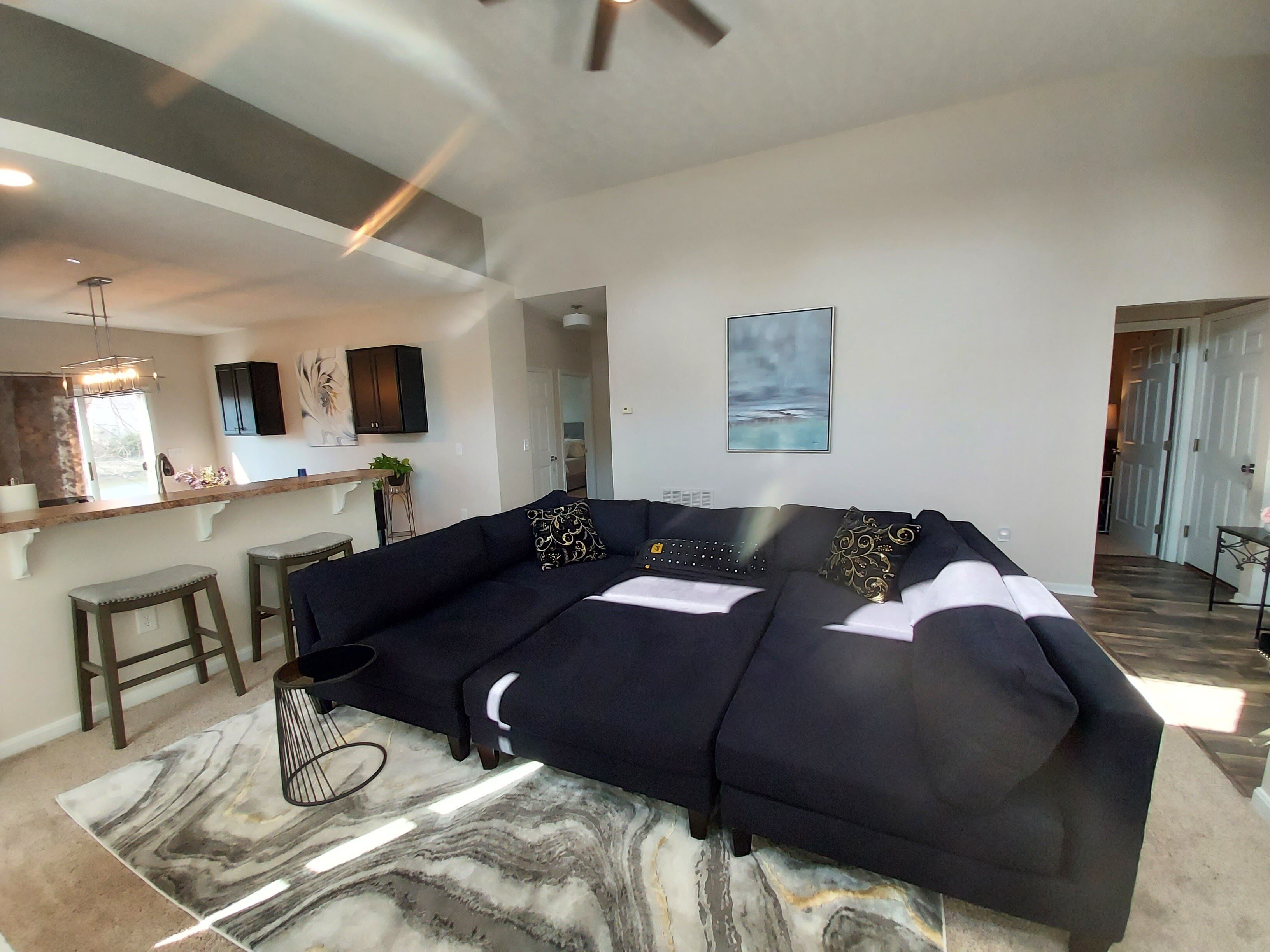 Classy and beautiful 2BR/2BA with gas firepit & hot tub  3 Sisters Getaway #4