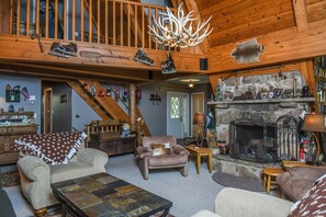 House, Multiple Beds, Fireplace | Living room | 40-inch TV with cable channels, fireplace