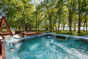 Tina de hidromasaje al aire libre