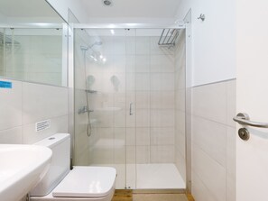 Suihku, hiustenkuivaaja, pyyhkeet, vessapaperi