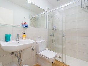 Een douche, een haardroger, handdoeken