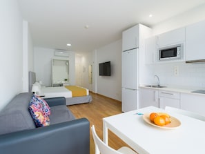 Een strijkplank/strijkijzer, reisbedje, gratis wifi, beddengoed