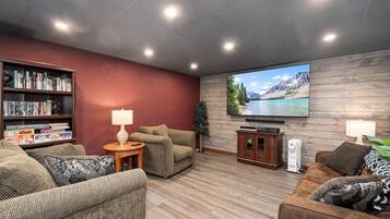 House, Multiple Beds, Hot Tub | Living room | 40-inch TV with cable channels