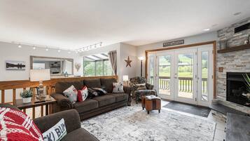 House, Multiple Beds, Hot Tub | Living room | 40-inch TV with cable channels