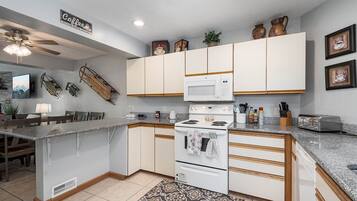 House, Multiple Beds, Hot Tub | Private kitchen | Fridge, microwave, oven, stovetop