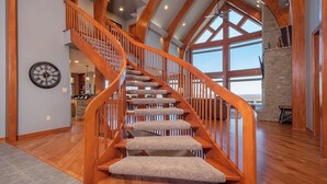 Un escalier en bois, dont les marches sont recouvertes de moquette, mène au deuxième étage.