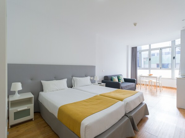 Bügeleisen/Bügelbrett, Reisekinderbett, kostenloses WLAN, Bettwäsche