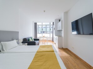 Een strijkplank/strijkijzer, gratis wifi, beddengoed