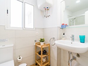 Douche, sĂšche-cheveux, serviettes fournies