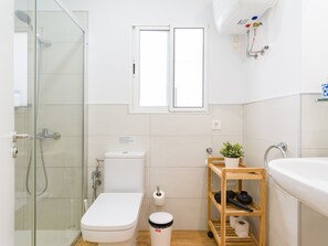 Dusche, Haartrockner, Handtücher, Toilettenpapier