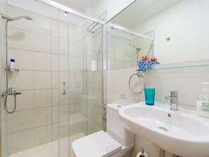 Een douche, een haardroger, toiletpapier