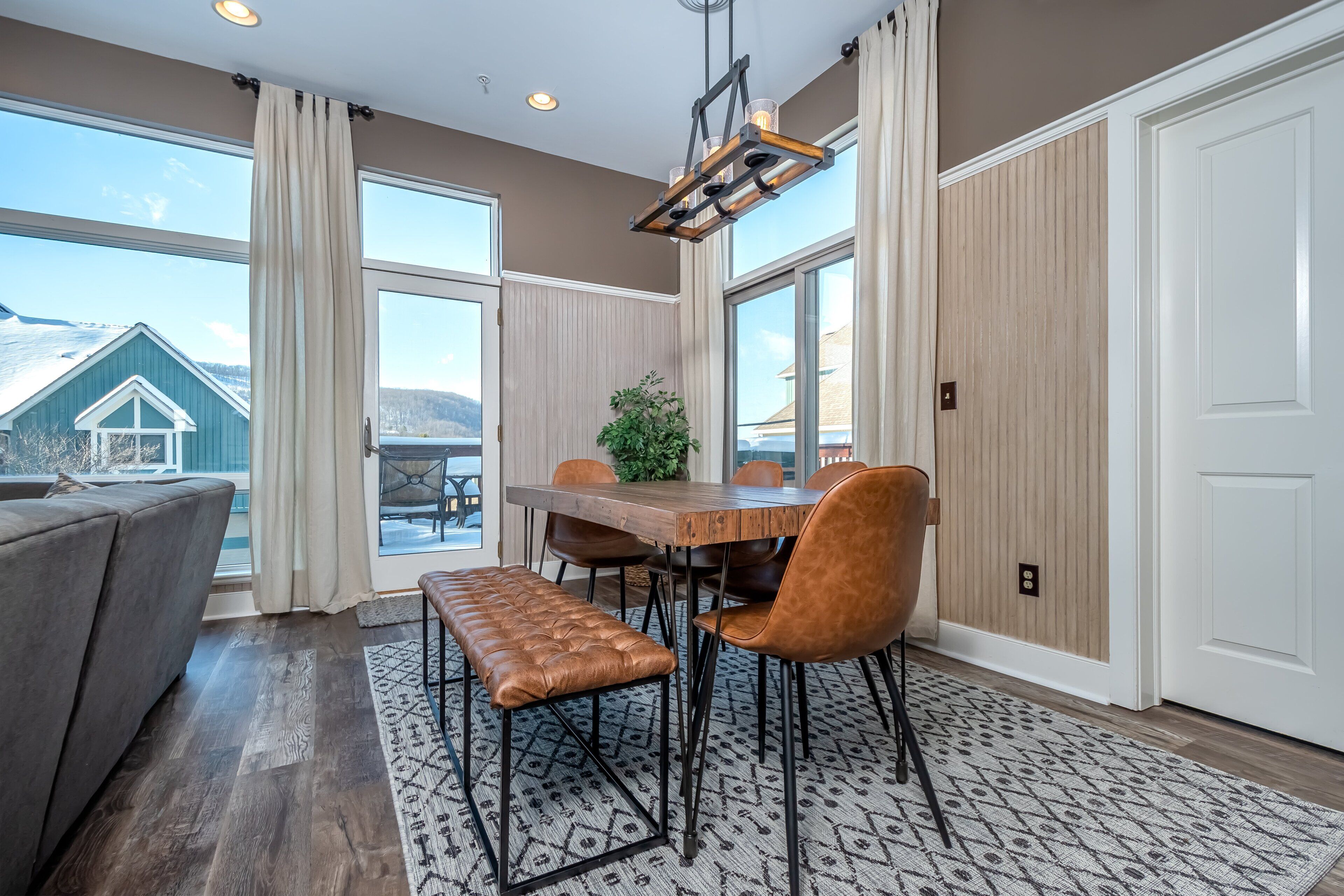 House, Multiple Beds, Hot Tub | Dining